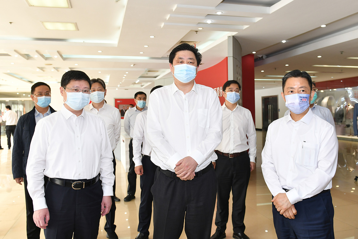 4月12日，無錫市市長趙建軍帶隊深入紅豆集團，專題調(diào)研疫情防控和復工復產(chǎn)工作。