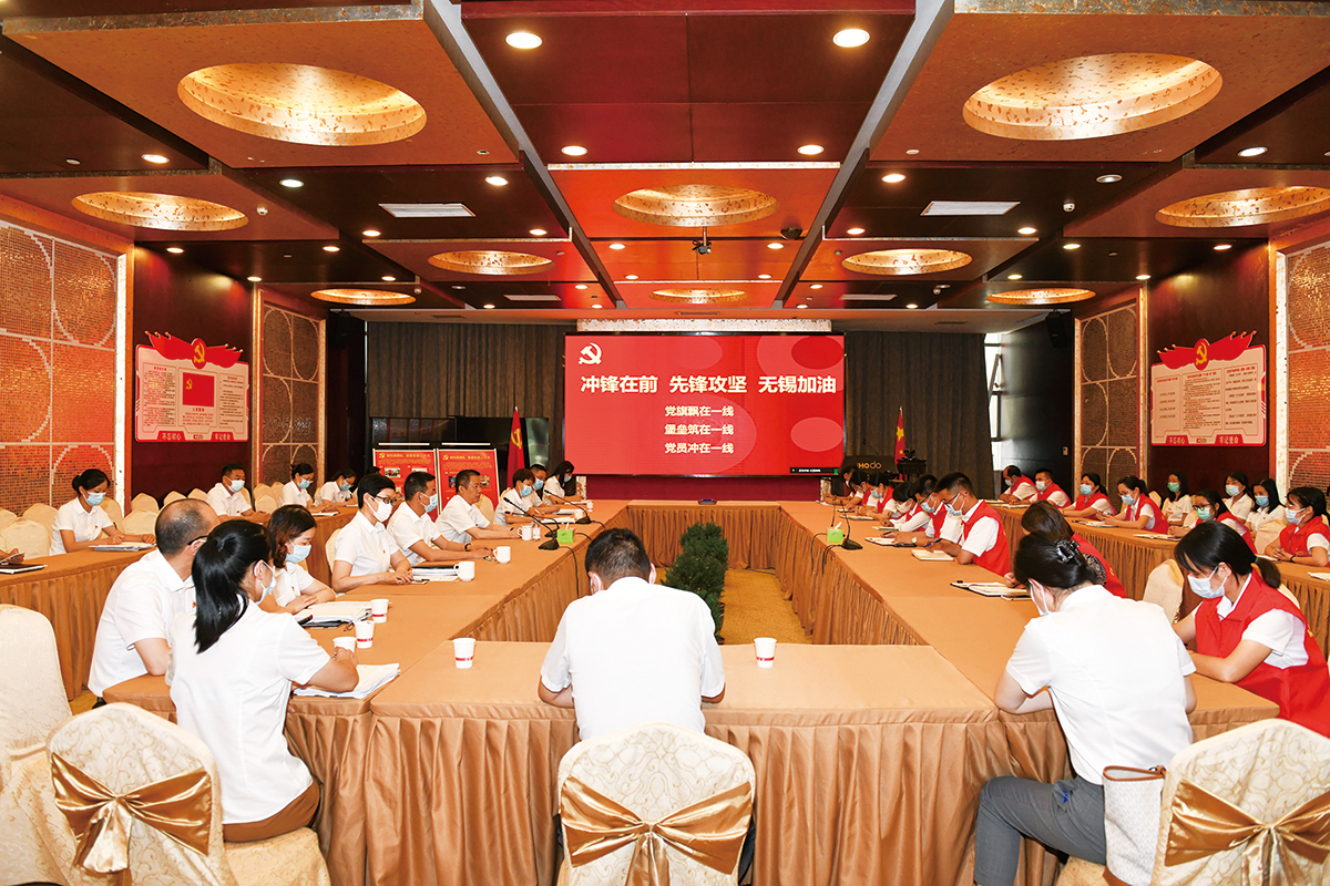 7月4日，紅豆集團黨委第一時間發(fā)出緊急通知，管控區(qū)內(nèi)黨員、干部、員工積極響應，就地轉為志愿者，切實發(fā)揮紅豆黨員先鋒模范作用，沖在抗疫一線。